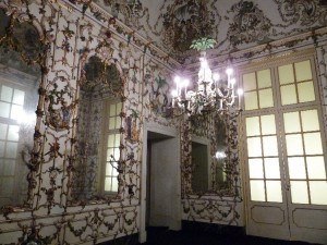 Salottino in porcellana di capodimonte (interni palazzo)