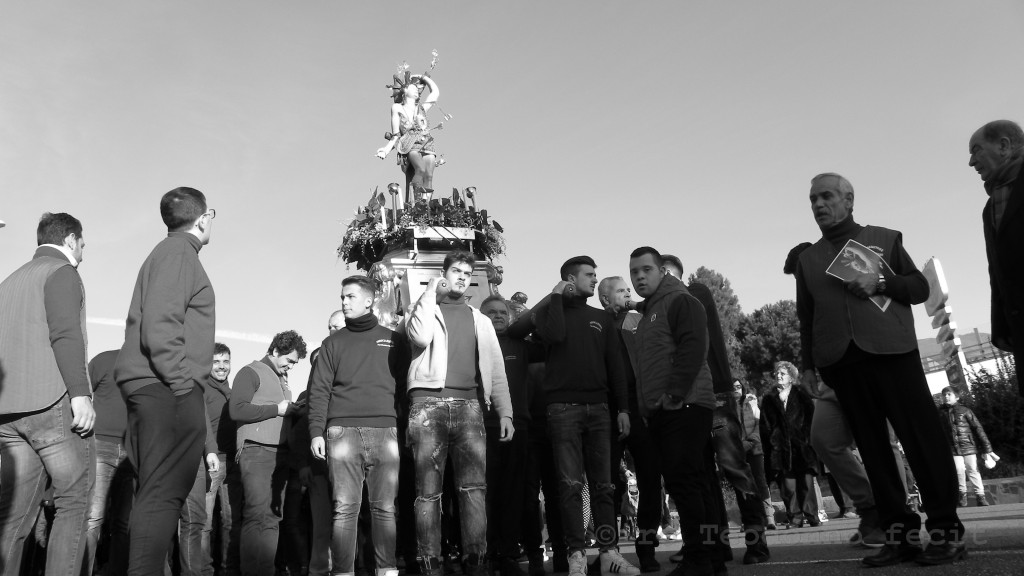 I portatori col Santo in spalla.