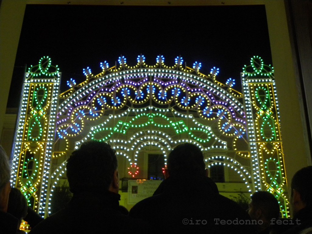 Fedeli in attesa all'entrata della chiesa.