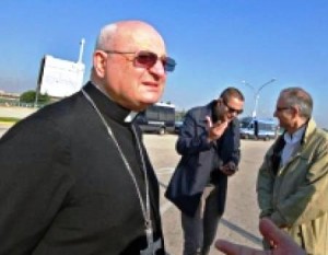 Il vescovo di Nola davanti alla Fiat di Pomigliano 