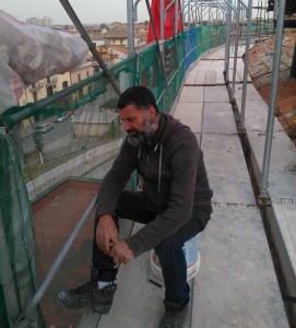 Acerra, senza salario Cub barricato sul tetto del castello