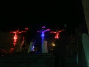 Le tre croci sul Golgota nella rappresentazione della Via Crucis di Pollena Trocchia