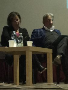 Il sindaco Abete sul palco del Metropolitan accanto al suo vice Carmen Aprea