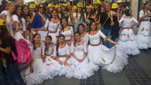 Gli alunni con i costumi di scena