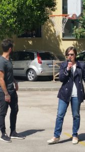 Elena Raia con uno dei conduttori