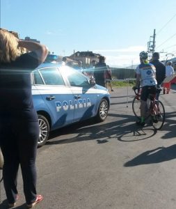 Acerra, folla al passaggio a livello di Acerra 2