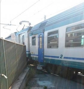 Acerra, il corpo della vittima, coperta da un lenzuolo bianco, sotto i vagoni