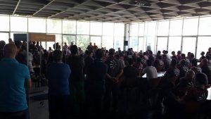 Alenia Pomigliano, lavoratori in assemblea nella mensa, ieri 