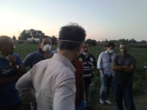 Afragola, poliziotti (con le mascherine sul viso) ascoltano nell'area dell'incendio i testimoni