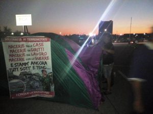 Pomigliano, la protesta provocatoria dei licenziati Fiat