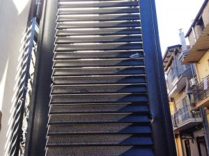 La finestra colpita dai proiettili 